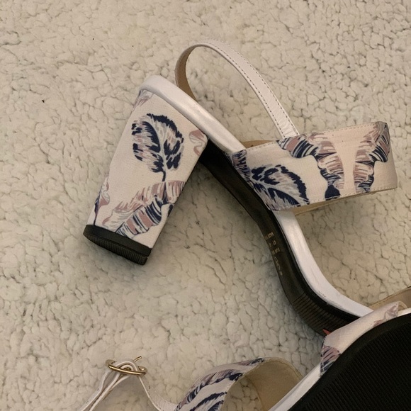 Cute White Sandal Heel Leaf design Sz 10 Brazil - Picture 6 of 6